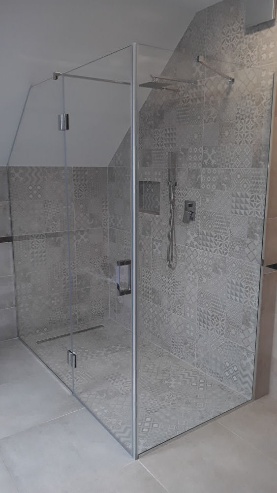 Nowoczesny warsztat szklarski PPUH Kryształ w Szczecinku — światło poranne przechodzące przez panele szklane